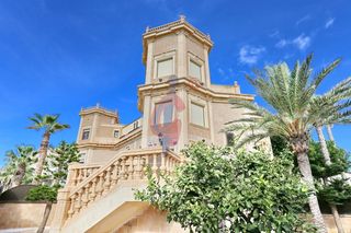 Xalet en Calle italia 11. Incre�ble chalet a 150m de la playa moncayo con 5 dormitorios y