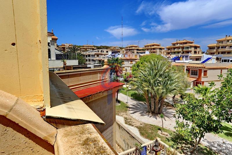 Foto 0b92e011-9edf-4d18-8fd3-a30acce8f7bb. Chalet en calle italia 11 increíble chalet a 150m de la playa moncayo con 5 dormitorios y vistas panorámicas! en Guardamar del Segura
