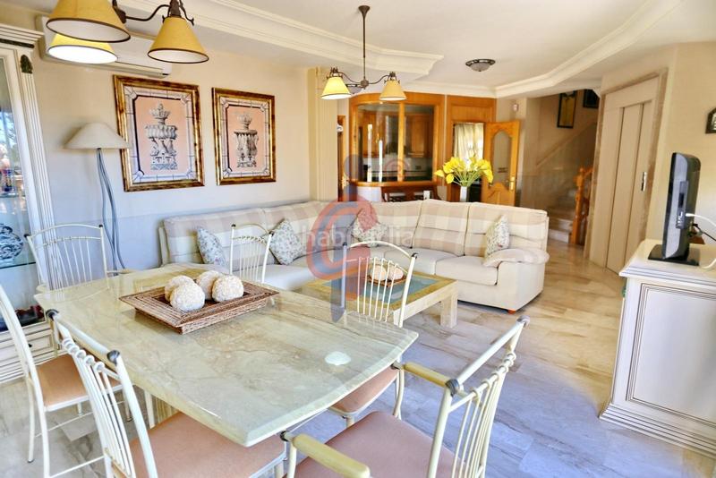 Foto 1b8a4c26-67c5-490e-81d6-a88a54fae66a. Chalet en calle italia 11 increíble chalet a 150m de la playa moncayo con 5 dormitorios y vistas panorámicas! en Guardamar del Segura