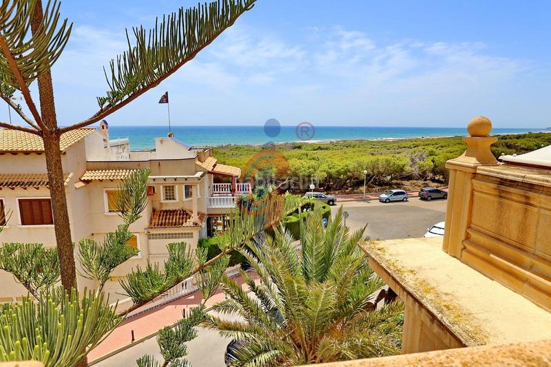 Foto 4f7e189f-d4de-4c02-b548-13dc7da4fcd1. Chalet en calle italia 11 increíble chalet a 150m de la playa moncayo con 5 dormitorios y vistas panorámicas! en Guardamar del Segura