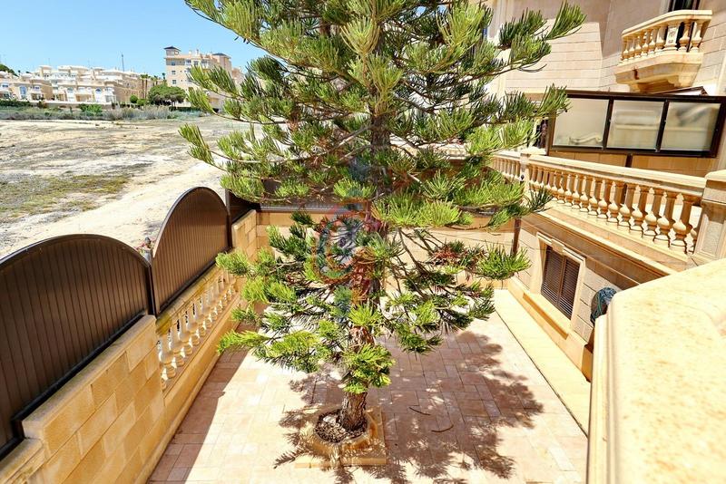 Foto 646a4b58-e94b-4ccb-b6d3-b8531b19181f. Chalet en calle italia 11 increíble chalet a 150m de la playa moncayo con 5 dormitorios y vistas panorámicas! en Guardamar del Segura