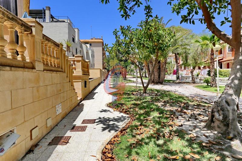 Foto 73583110-03ca-445d-a0f3-6d740168a76e. Chalet en calle italia 11 increíble chalet a 150m de la playa moncayo con 5 dormitorios y vistas panorámicas! en Guardamar del Segura
