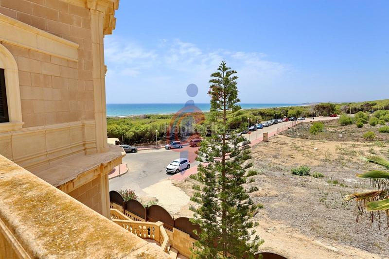 Foto 7966b498-eacb-45e8-9421-9cec06181b60. Chalet en calle italia 11 increíble chalet a 150m de la playa moncayo con 5 dormitorios y vistas panorámicas! en Guardamar del Segura