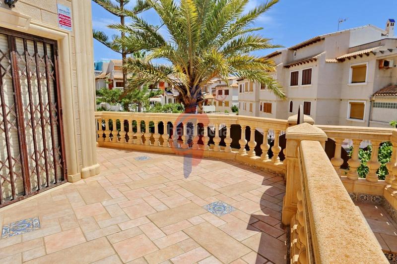 Foto 7c083771-3db4-479d-9a6c-572583d366cd. Chalet en calle italia 11 increíble chalet a 150m de la playa moncayo con 5 dormitorios y vistas panorámicas! en Guardamar del Segura