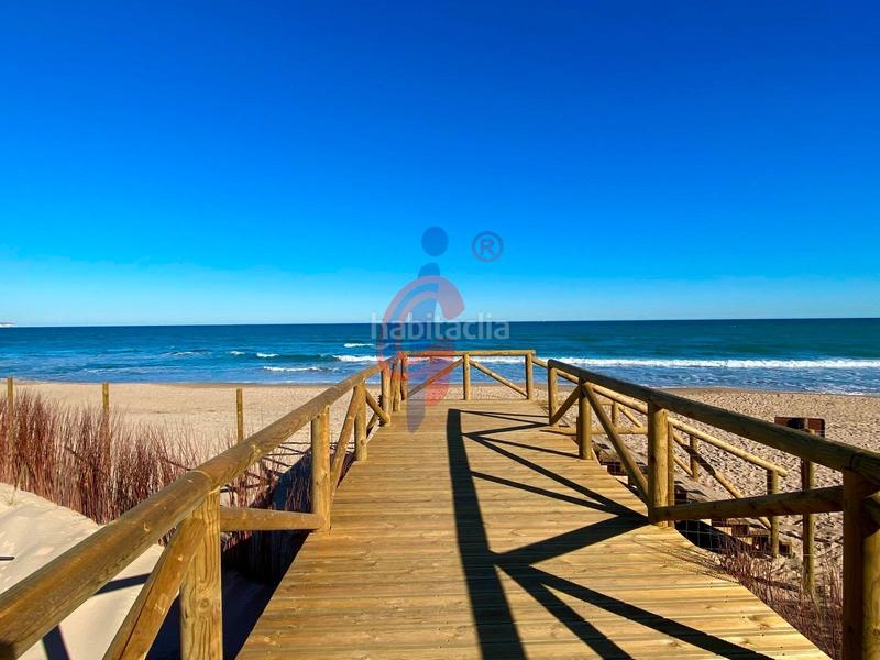 Foto b1cef6f6-a225-4489-9cd2-b8621570f001. Chalet en calle italia 11 increíble chalet a 150m de la playa moncayo con 5 dormitorios y vistas panorámicas! en Guardamar del Segura