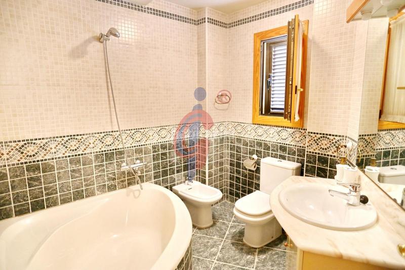 Foto d9d86c47-3e6d-4167-a9aa-b15dd7b89820. Chalet en calle italia 11 increíble chalet a 150m de la playa moncayo con 5 dormitorios y vistas panorámicas! en Guardamar del Segura