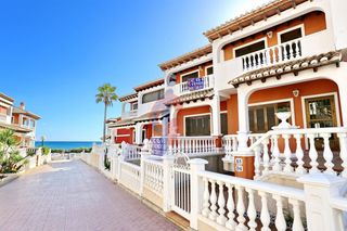 Casa adosada en Avenida avenida de la libertad 72. Exclusivo bungalow en urbanización benamor con 4 dormitorios y g