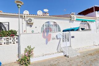 Casa a Calle zarauz 229. Se vende encantador bungalow en planta baja en la urbanización s