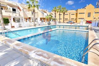 Casa adossada a Calle serviola 42. Chalet adosado y reformado en urbanización privada con piscina e