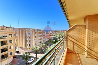 Apartament en Calle puerta de damasco 2. Luminoso apartamento con vistas sobre la avenida cervantes y el