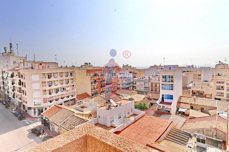 Foto d0b5f8ad-8a04-4543-8d66-7137d8cd34c0. Ático en calle crevillente 1 ático luminoso con gran terraza y vistas despejadas en Guardamar del Segura