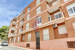Planta baixa a Calle federico garcía lorca 32. Bajo en venta de tres dormitorios a escasos metros del mar