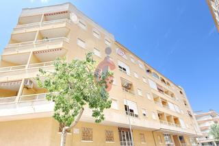 Apartament a Calle hermanos bazán 8. Piso con terraza y garaje en zona las viñas, guardamar del segur