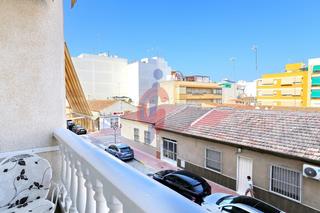 Apartament a Calle calle doctor luis rivera 104. Luminoso piso en el centro de guardamar del segura, listo para e