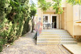 Reihenhaus  Calle palomina 1. Bungalow de dos plantas y parcela con piscina comunitaria en pin