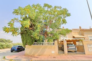 Casa adossada a Calle palomina 1. Bungalow de dos plantas y parcela con piscina comunitaria en pin