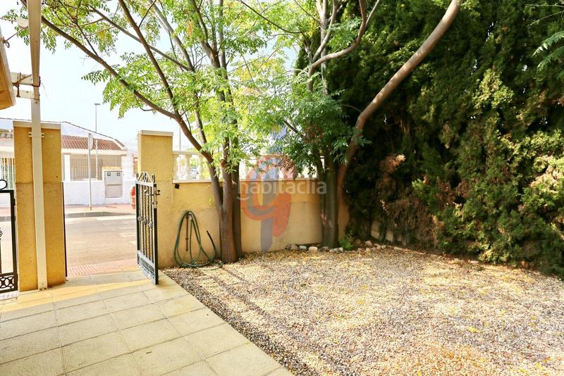 Foto 1838b161-c1eb-4caf-8635-dd70486c8d67. Casa adosada en calle palomina 1 bungalow de dos plantas y parcela con piscina comunitaria en pinomar en Guardamar del Segura