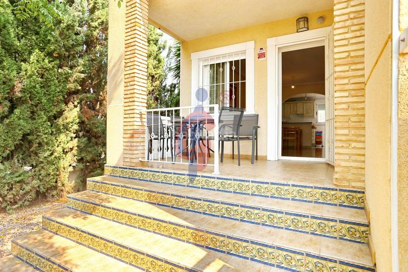 Foto 2de19e58-3a33-4428-95bf-5fbfe5b56122. Casa adosada en calle palomina 1 bungalow de dos plantas y parcela con piscina comunitaria en pinomar en Guardamar del Segura