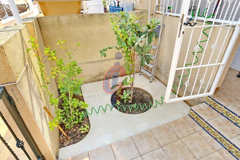 Foto 4829c862-547e-4c39-93b4-b62ae2d70d0f. Casa adosada en calle palomina 1 bungalow de dos plantas y parcela con piscina comunitaria en pinomar en Guardamar del Segura