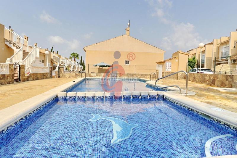 Foto 6d98981c-3a26-48c1-85d0-1680112f7b38. Casa adosada en calle palomina 1 bungalow de dos plantas y parcela con piscina comunitaria en pinomar en Guardamar del Segura