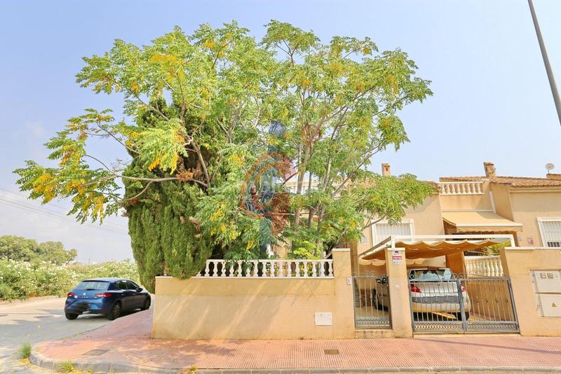 Foto a690369e-faab-4b41-90e8-6c8bd54359ec. Casa adosada en calle palomina 1 bungalow de dos plantas y parcela con piscina comunitaria en pinomar en Guardamar del Segura