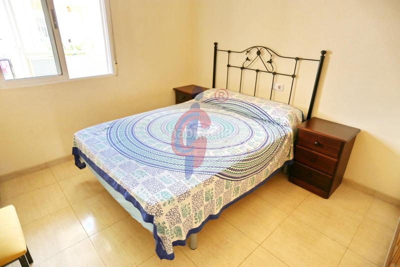 Foto c04205b8-b1a0-46d1-8b03-e8dbf30c36f4. Casa adosada en calle palomina 1 bungalow de dos plantas y parcela con piscina comunitaria en pinomar en Guardamar del Segura