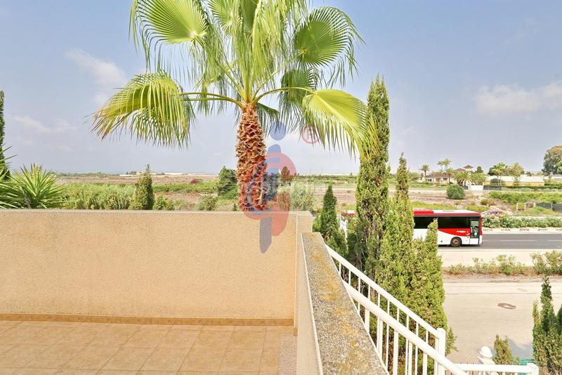 Foto c5233214-d6f1-4a8b-8467-093d06ca2260. Casa adosada en calle palomina 1 bungalow de dos plantas y parcela con piscina comunitaria en pinomar en Guardamar del Segura