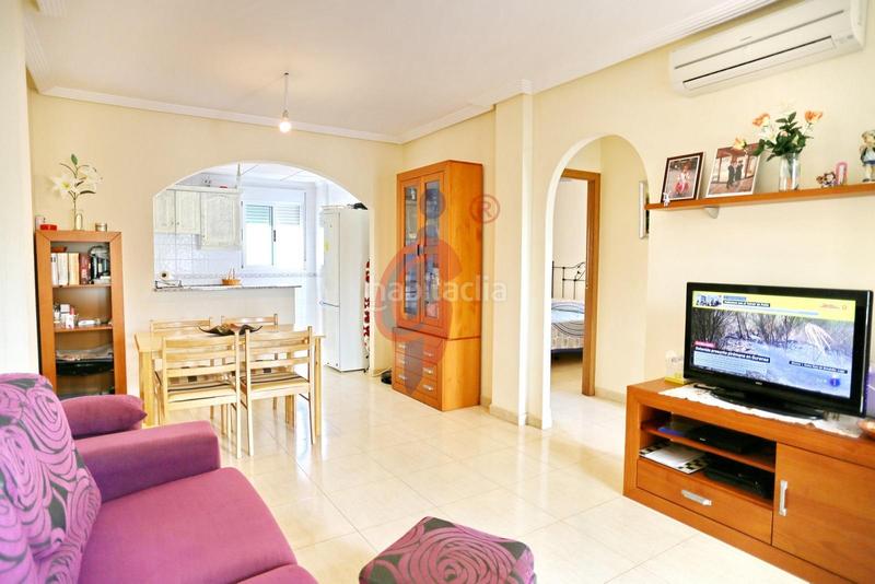 Foto e1b8c3e4-86fe-4d5f-805e-3b50ee771ccc. Casa adosada en calle palomina 1 bungalow de dos plantas y parcela con piscina comunitaria en pinomar en Guardamar del Segura