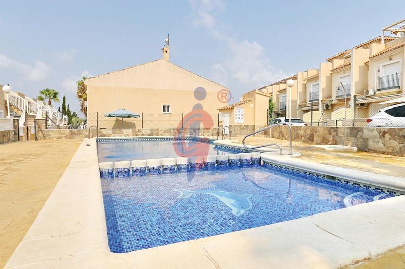 Foto ea51058c-3179-4afd-b24c-356c4b962336. Casa adosada en calle palomina 1 bungalow de dos plantas y parcela con piscina comunitaria en pinomar en Guardamar del Segura