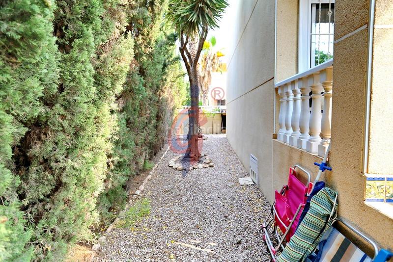 Foto ed924cdf-f385-4e04-b2d8-c5df27eaa11a. Casa adosada en calle palomina 1 bungalow de dos plantas y parcela con piscina comunitaria en pinomar en Guardamar del Segura