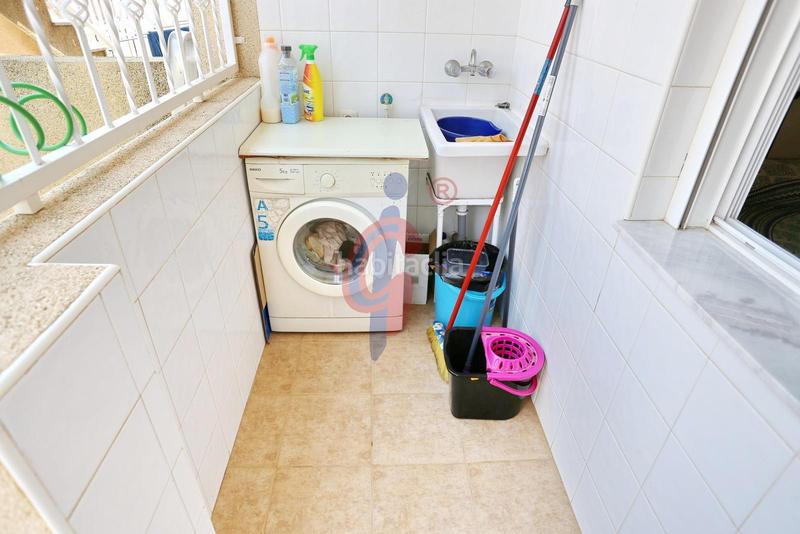 Foto f737d53f-eae9-4f79-b45c-72e697c1ff28. Casa adosada en calle palomina 1 bungalow de dos plantas y parcela con piscina comunitaria en pinomar en Guardamar del Segura