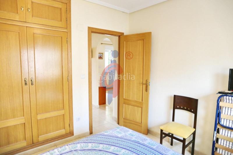 Foto f7c7200b-79b3-4120-936f-03627fdb44f8. Casa adosada en calle palomina 1 bungalow de dos plantas y parcela con piscina comunitaria en pinomar en Guardamar del Segura