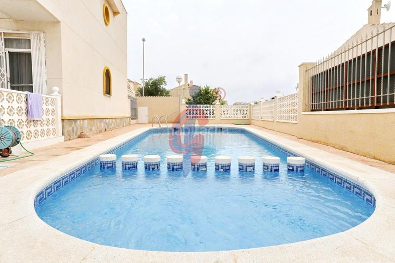 Foto e8cd59d2-d9c6-4321-9872-99a92735afa6. Casa adosada en calle sorell 20 oportunidad en pinomar, ! acogedor bungalow en venta, a solo 400m de la playa en Guardamar del Segura