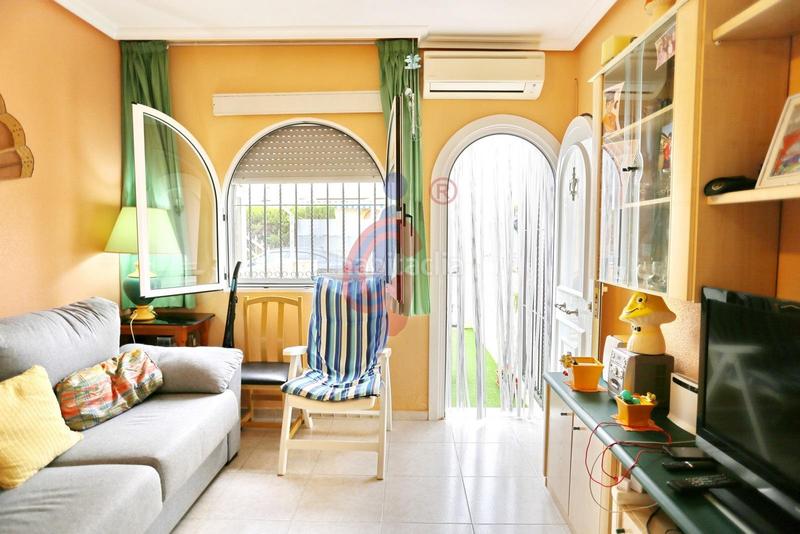 Foto f50a7f65-3753-4cf0-b4d4-c98e98150f25. Casa adosada en calle sorell 20 oportunidad en pinomar, ! acogedor bungalow en venta, a solo 400m de la playa en Guardamar del Segura