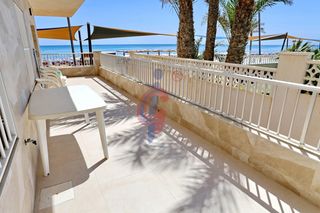 Planta baixa a Avenida avenida de la libertad 1. En venta bajo de tres dormitorios en primera línea de playa con