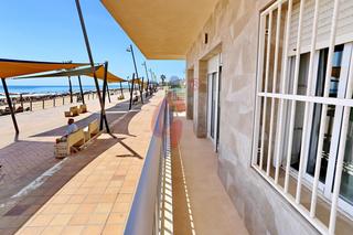 Rez-de-chaussée  Avenida libertad 1. En venta bajo de tres dormitorios en primera línea de playa!