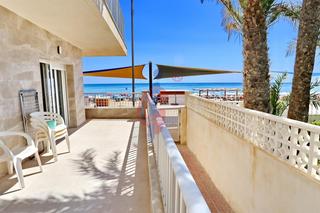 Erdgeschoss in Avenida libertad 1. En venta bajo de tres dormitorios en primera línea de playa!