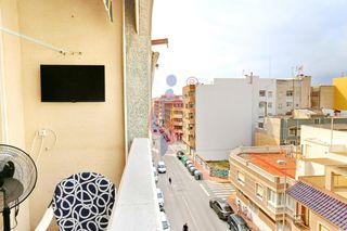 Pis a Calle cartagena 5. Piso de tres dormitorios en última planta en la plaza porticada