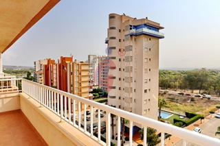 Pis a Avenida puerto 39. Tres dormitorios, dos baños, piscina y garaje en edificio larros