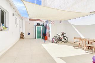 Casa en Calle josep renau 7. Planta baja lista para entrar a vivir en guardamar del segura!