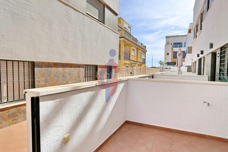 Foto eb8a6e12-8573-49b3-916e-257bbda66176. Reihenhaus in avenida cortes valencianas 133 in Los Secanos Guardamar del Segura