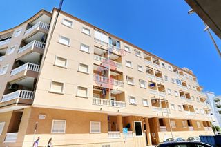 Flat in Calle hermanos bazán 13. Encantadora vivienda de un dormitorio en venta en guardamar del