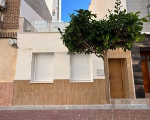 Casa en Calle san pedro 3. Casa a estrenar en el corazón de guardamar del segura!