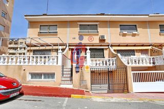 Casa adossada a Calle juan gil albert 6. Adosado en venta en guardamar del segura!