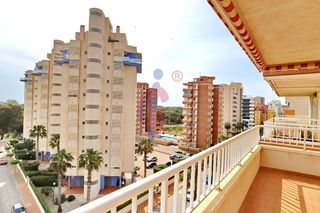 Piso en Avenida avenida del puerto 39. Tres dormitorios, dos baños, piscina y garaje en el edificio lar