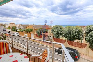 Pis a Calle chile 17. Vistas frontales al mar en el edificio velázquez, guardamar del