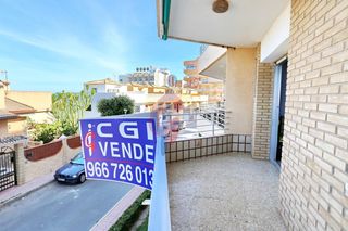 Pis a Calle chile 17. Vistas frontales al mar en el edificio velázquez, guardamar del