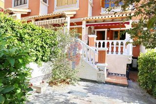 Casa adossada a Calle italia 28. Bungalow adosado en el moncayo, guardamar del segura!