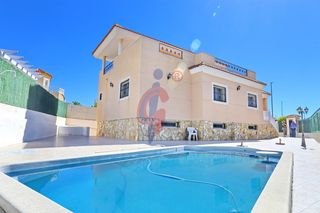 Chalet  Calle teresa berganza 6. Gran chalet de tres plantas con piscina en venta en la marina!
