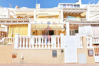 Haus in Calle londres 13. Bungalow con encanto y amplias terrazas a 1 km de la playa del m